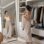 mulher experimentando combinações de roupas diante do espelho para descobrir seu estilo pessoal